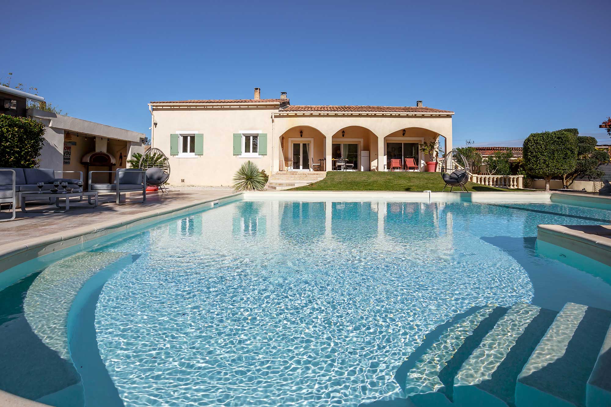 Photographer shoots villa in the south of France 